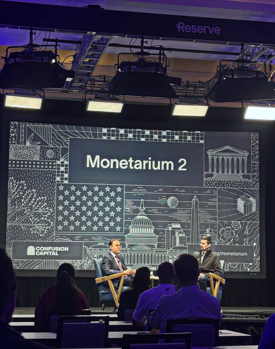 Monetarium 2 stage in Washington: a conversation in front of the illustrated backdrop